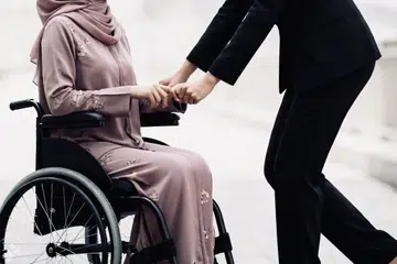 Wanita berkerusi roda (gambar hiasan)