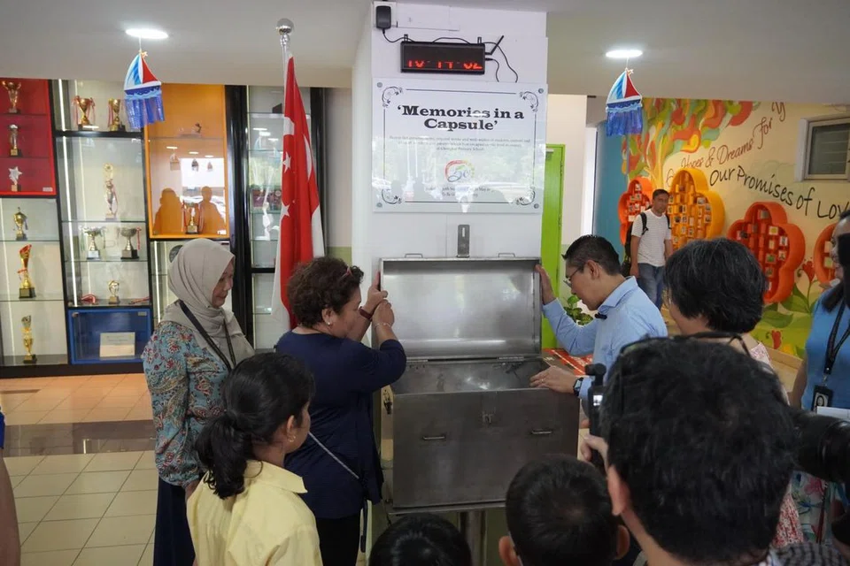 Menteri di Pejabat Perdana Menteri, yang juga  Menteri Kedua (Pendidikan merangkap Ehwal Luar), Dr Mohamad Maliki Osman, turut membuka kapsul yang telah disimpan selama 10 tahun di Sekolah Rendah Changkat. 