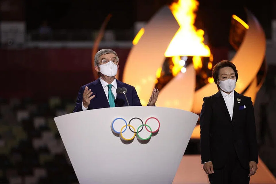 HARGAI USAHA JEPUN: Presiden Jawatankuasa Olimpik Antarabangsa, Encik Thomas Bach (kiri) memberi ucapan menghargai usaha Jepun. Bersamanya ialah Presiden Tokyo 2020, Seiko Hashimoto. - Foto REUTERS/DAN MULLAN 