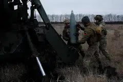 PERANG DUA NEGARA: Kelihatan askar Ukraine meletakkan roket ke pelancar sebagai membalas serangan Russia yang menceroboh negara itu pada 24 Februari tahun lalu. Amerika Syarikat menganggarkan Moscow dan Kyiv masing-masing menghadapi 100,000 kematian akibat perang ini. - Foto REUTERS