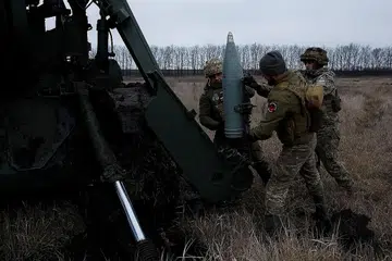 PERANG DUA NEGARA: Kelihatan askar Ukraine meletakkan roket ke pelancar sebagai membalas serangan Russia yang menceroboh negara itu pada 24 Februari tahun lalu. Amerika Syarikat menganggarkan Moscow dan Kyiv masing-masing menghadapi 100,000 kematian akibat perang ini. - Foto REUTERS