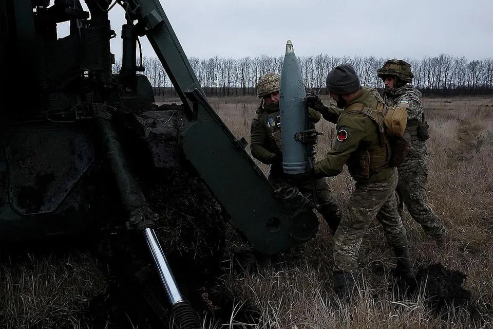 PERANG DUA NEGARA: Kelihatan askar Ukraine meletakkan roket ke pelancar sebagai membalas serangan Russia yang menceroboh negara itu pada 24 Februari tahun lalu. Amerika Syarikat menganggarkan Moscow dan Kyiv masing-masing menghadapi 100,000 kematian akibat perang ini. - Foto REUTERS