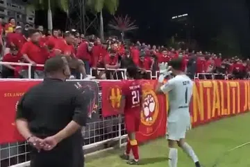 INSIDEN CEMUHAN: Safuwan (jersi merah) cuba bersemuka dengan penyokong yang melontarkan kata-kata kesat semasa pertarungan Selangor dengan Kedah dalam Liga Super Malaysia. - Foto FACEBOOK / KELAB PENYOKONG BOLA SEPAK SELANGOR