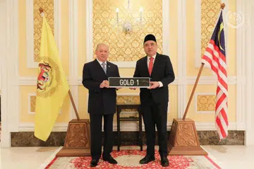 Yang di-Pertuan Agong Malaysia, Sultan Ibrahim (kiri), menerima simbolik plak nombor pendaftaran kenderaan ‘GOLD 1’ daripada Menteri Pengangkutan, Encik Anthony Loke, yang dibida pada harga RM1.5 juta, tertinggi dalam sejarah negara itu.