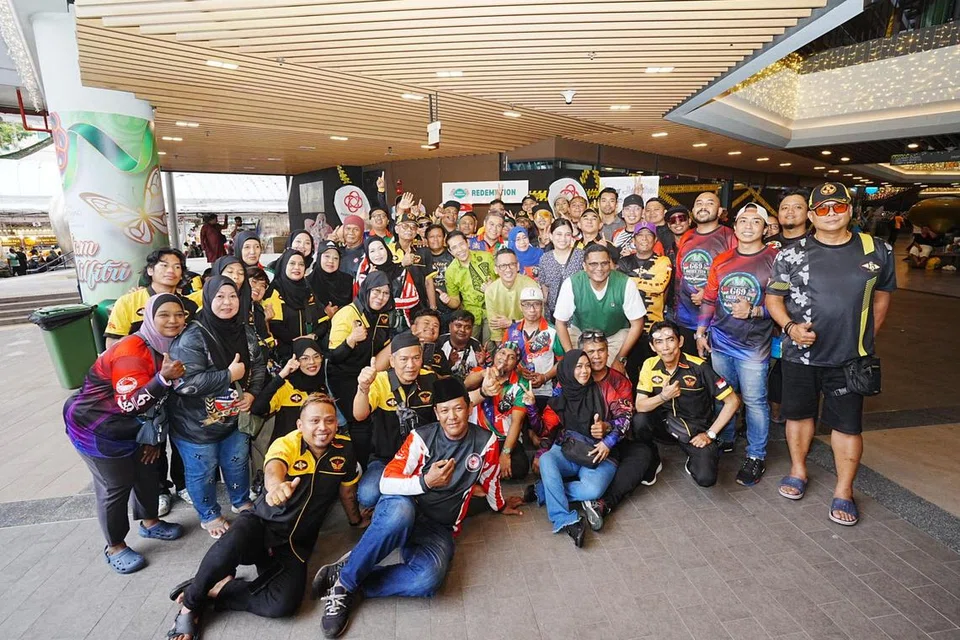 Antara sukarelawan dari 13 kumpulan penunggang motosikal, yang bersama-sama mengumpul dana, mendapatkan penaja, serta menyediakan bubur dalam acara pengagihan di Wisma Geylang Serai pada 9 Mac 2025. 