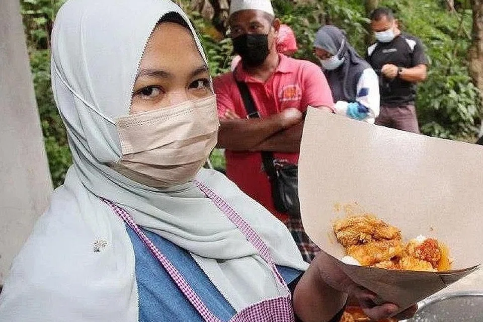 JUAL PADA HARGA RENDAH: Siti Suhada menjual nasi berlauk dan nasi lemak pada harga RM1.50 (($0.49) demi membantu masyarakat yang sedang mengharungi masa sukar ekoran pandemik Covid-19. - Foto NSTP