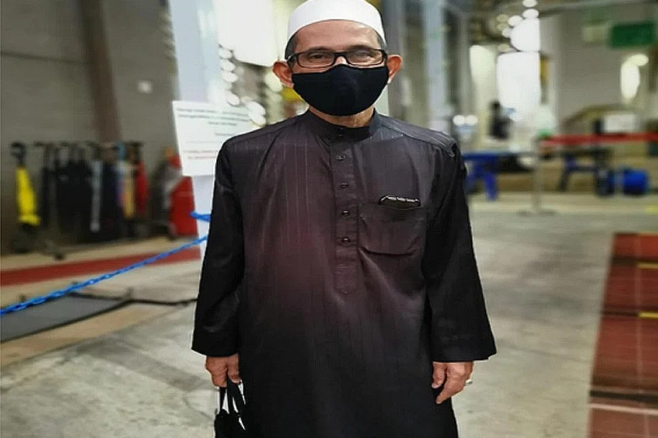 ASATIZAH PERINTIS: Ustaz Sawifi Samson merupakan salah seorang asatizah yang pertama mengajar di Masjid Hasanah. Encik Umar Mohamed (atas) pula gigih berbakti sebagai bilal masjid sehingga kini. - Foto MASJID HASANAH