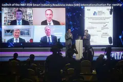 TRANSFORMASI PERINDUSTRIAN ASIA-PASIFIK 2020 RASMIKAN KERJASAMA: DPM Heng (paling kanan) menyaksikan perasmian kerjasama antara Lembaga Kemajuan Ekonomi (EDB), Forum Ekonomi Sedunia, McKinsey, Siemens dan pusat ujian antarabangsa, TUV SUD, di bawah program Indeks Kesediaan Industri Bijak. Bersama Encik Heng ialah pengerusi EDB, Dr Beh Swan Gin (dua dari kanan). - Foto BH oleh KEVIN LIM