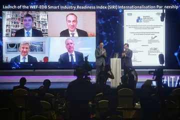 TRANSFORMASI PERINDUSTRIAN ASIA-PASIFIK 2020 RASMIKAN KERJASAMA: DPM Heng (paling kanan) menyaksikan perasmian kerjasama antara Lembaga Kemajuan Ekonomi (EDB), Forum Ekonomi Sedunia, McKinsey, Siemens dan pusat ujian antarabangsa, TUV SUD, di bawah program Indeks Kesediaan Industri Bijak. Bersama Encik Heng ialah pengerusi EDB, Dr Beh Swan Gin (dua dari kanan). - Foto BH oleh KEVIN LIM