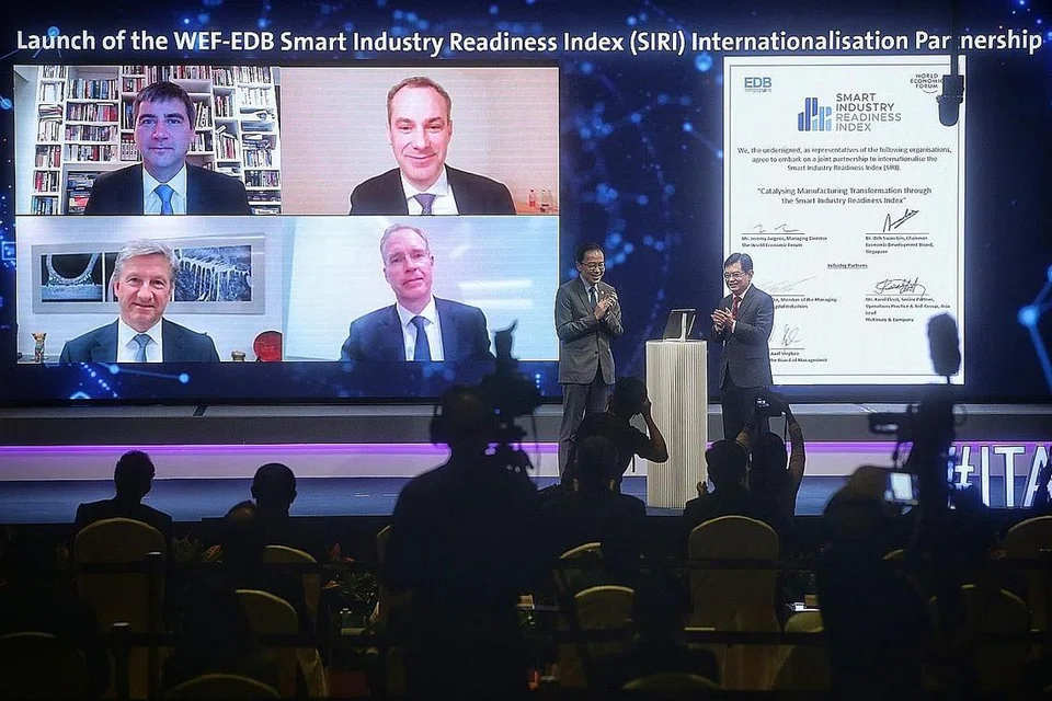 TRANSFORMASI PERINDUSTRIAN ASIA-PASIFIK 2020 RASMIKAN KERJASAMA: DPM Heng (paling kanan) menyaksikan perasmian kerjasama antara Lembaga Kemajuan Ekonomi (EDB), Forum Ekonomi Sedunia, McKinsey, Siemens dan pusat ujian antarabangsa, TUV SUD, di bawah program Indeks Kesediaan Industri Bijak. Bersama Encik Heng ialah pengerusi EDB, Dr Beh Swan Gin (dua dari kanan). - Foto BH oleh KEVIN LIM
