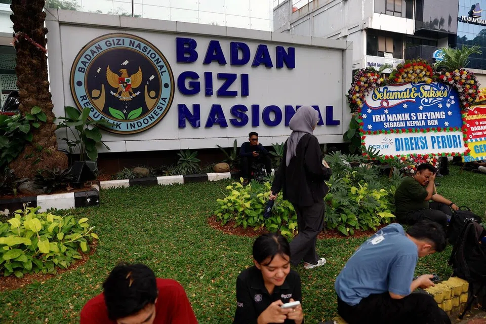 Orang ramai duduk di luar pejabat Agensi Pemakanan Nasional ketika pejabat itu diperiksa oleh pendakwa raya dari Pejabat Peguam Negara di Jakarta pada 3 Jun 2026.