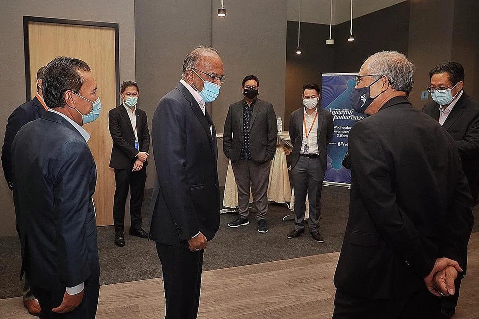 BERBINCANG: Encik Shanmugam meluangkan masa berbual dengan hadirin di majlis Anugerah Jauhari. - Foto BH oleh GAVIN FOO 