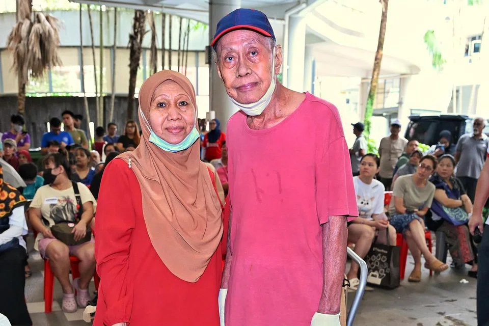 Pasangan suami isteri, Encik Mohd Ibrahim Abdul (kanan), 78 tahun, dan Cik Chendah Zakaria, 75 tahun, sudah menginap di Bukit Batok selama tujuh tahun. 