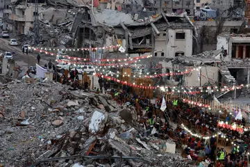 Rakyat Palestin berbuka puasa di tengah-tengah runtuhan di Rafah, di selatan Semenanjung Gaza, pada 1 Mac. 