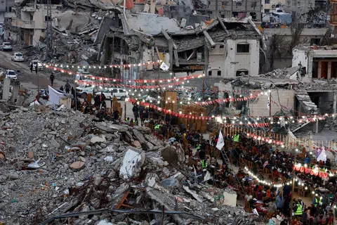 Rakyat Palestin berbuka puasa di tengah-tengah runtuhan di Rafah, di selatan Semenanjung Gaza, pada 1 Mac. 