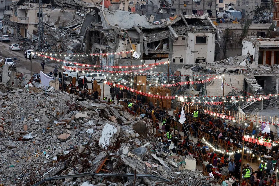 Rakyat Palestin berbuka puasa di tengah-tengah runtuhan di Rafah, di selatan Semenanjung Gaza, pada 1 Mac. 