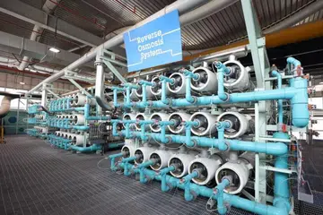 PROSES RAWAT AIR: Untuk menghasilkan Airbaru, air terpakai yang dirawat, dijadikan tulen dengan proses  osmosis songsang yang menggunakan cahaya ultraungu untuk menghapuskan sisa bakteria. 