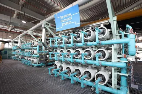 PROSES RAWAT AIR: Untuk menghasilkan Airbaru, air terpakai yang dirawat, dijadikan tulen dengan proses  osmosis songsang yang menggunakan cahaya ultraungu untuk menghapuskan sisa bakteria. 