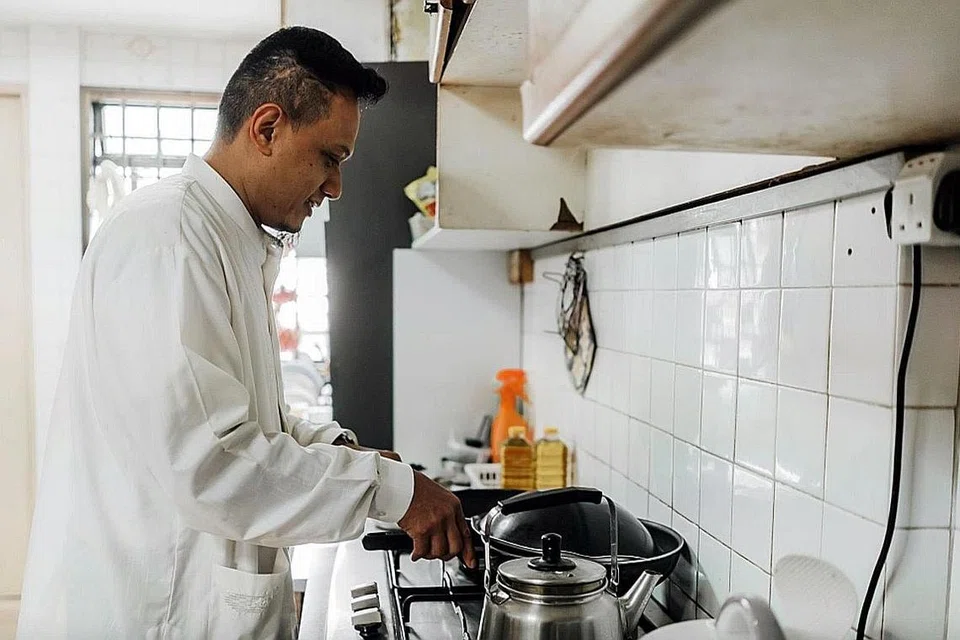 GEMAR MEMASAK: Meskipun beliau cacat penglihatan, Encik Mohammed Halimi gemar memasak dan beliau mampu membiasakan dirinya dengan perkakas dan peralatan di dapur. - Foto MUIS