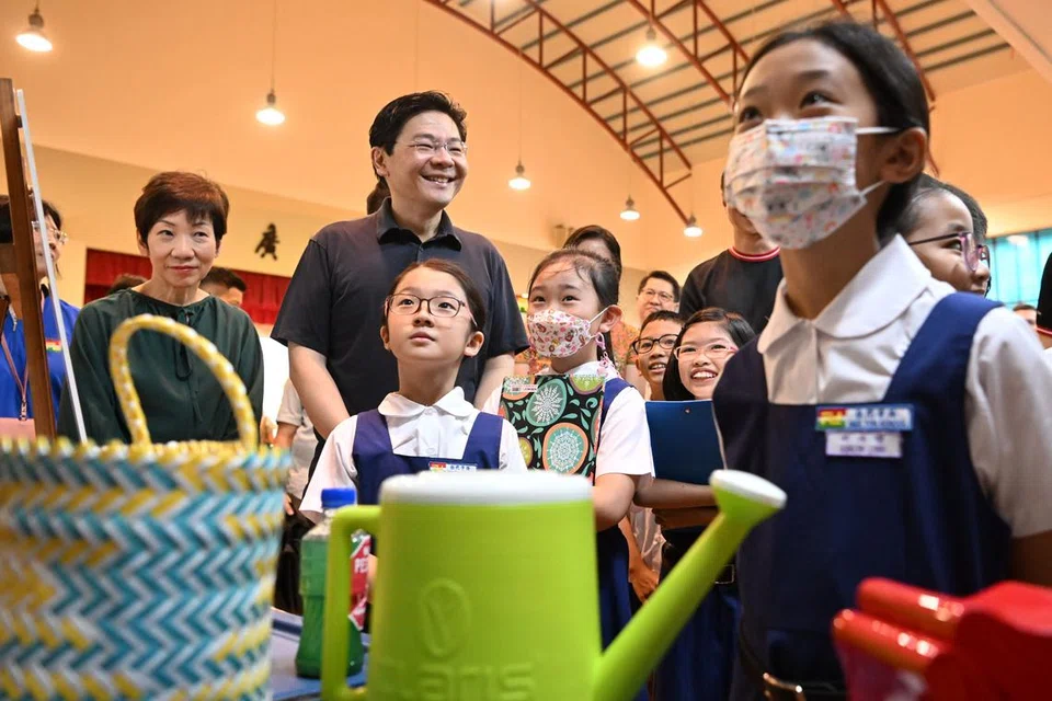 NEGARA LEBIH HIJAU: Timbalan Perdana Menteri merangkap Menteri Kewangan, Encik Lawrence Wong (dua dari kiri), bersama Menteri Kemampanan dan Sekitaran, Cik Grace Fu (paling kiri), dan para pelajar dari Sekolah Mee Toh semasa pelancaran gerakan ‘Ayuh Hijau SG’ pada Jumaat.