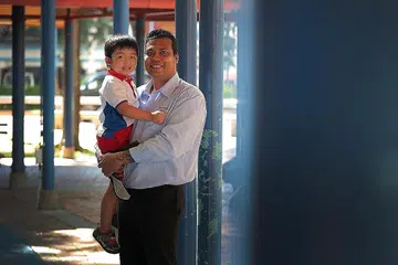 DEMI ANAK: Meskipun terpaksa mengimbangi masa dengan baik untuk bekerja dan juga memenuhi keperluan sekolah dan penjagaan anaknya, Encik Ruddy berkata yang penting masa depan anaknya, Sayif Raees, tiga tahun, terjamin. - Foto BH oleh JASON QUAH