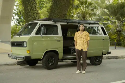 LAIN DARIPADA YANG LAIN: Encik Juffrie Juma’at menjalankan beberapa kerja baik pulih bagi memastikan van Volkswagen Vanagon T3 yang berusia lebih 40 tahun miliknya ini bagi memastikan ia selamat dan selesa. 