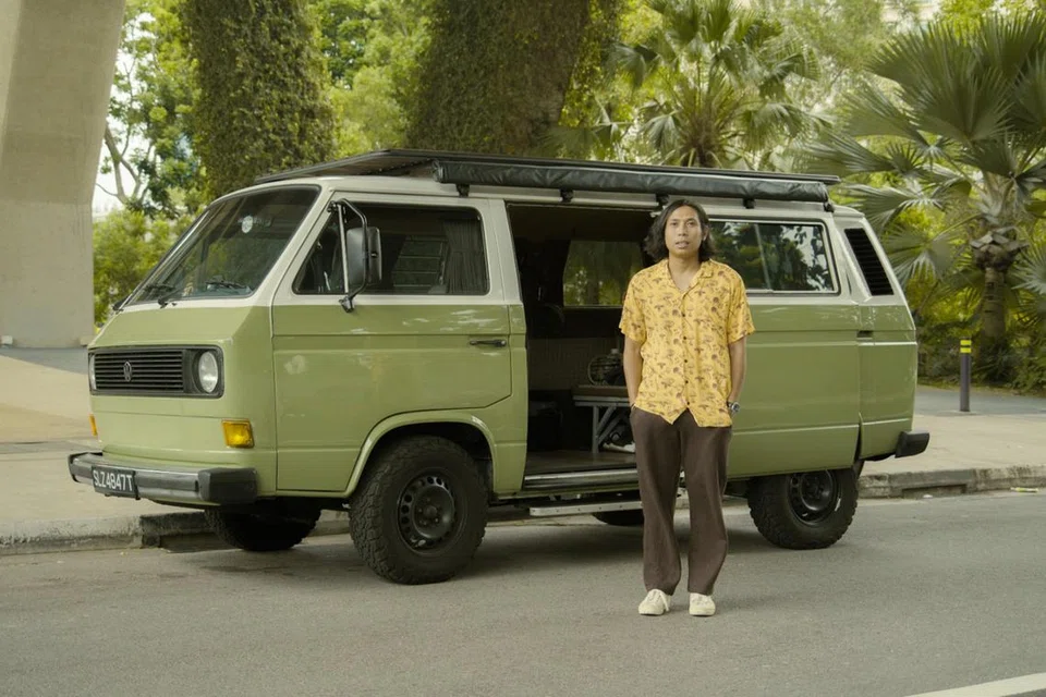 LAIN DARIPADA YANG LAIN: Encik Juffrie Juma’at menjalankan beberapa kerja baik pulih bagi memastikan van Volkswagen Vanagon T3 yang berusia lebih 40 tahun miliknya ini bagi memastikan ia selamat dan selesa. 