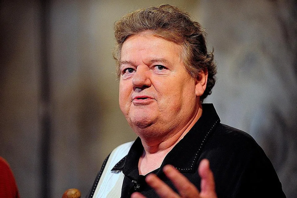 PERGINYA SEORANG SENIMAN: Pelakon warga Scotland, Robbie Coltrane (gambar atas), yang memegang watak 'Rubeus Hagrid', yang berbadan besar bagi filem bersiri 'Harry Potter', meninggal dunia kelmarin pada usia 72 tahun. - Foto-foto REUTERS, WARNER BROS