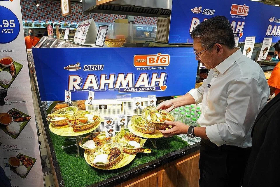 TINGKAT BANTUAN: Menteri Perdagangan Dalam Negeri dan Kos Sara Hidup, Datuk Seri Salahuddin Ayub, ingin meluaskan bantuan di bawah daya usaha Payung Rahmah. Ini menyusuli kejayaan inisiatif 'Menu Rahmah' (gambar atas) yang bertujuan membantu penduduk harungi kos sara hidup yang kian meningkat. - Foto-Foto FACEBOOK / SALAHUDDIN AYUB