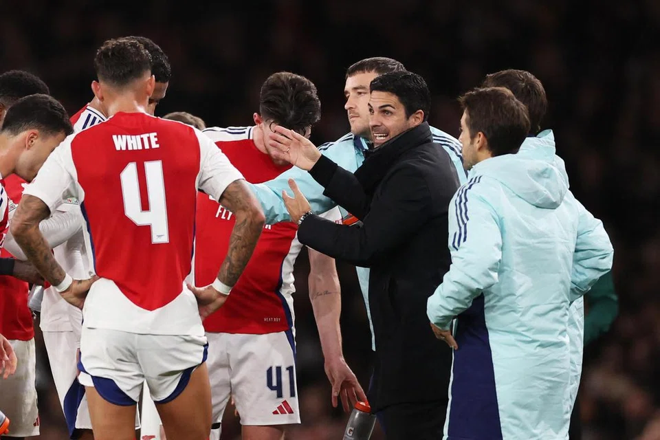 Pengurus Arsenal, Mikel Arteta (dua dari kanan), berdepan dengan masalah memilih kesebelasan utama yang kuat bagi perlawanan menentang Liverpool kerana ramai pemain utamanya dilanda kecederaan atau digantung. 