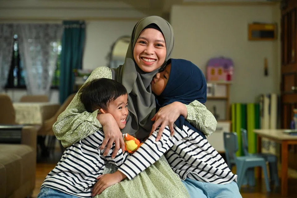 Cik Fatin Syafiqah Abdul Halim (tengah) kini kembali ke sektor penjagaan kesihatan sejurus tamat program Wanita di Tempat Kerja (W@W) pada Oktober 2023. Bersama beliau ialah dua anaknya, Yusuf Muhammad Zaid (kiri),  dan empat tahun, Maryam Muhammad Zaid (kanan), lapan tahun. 