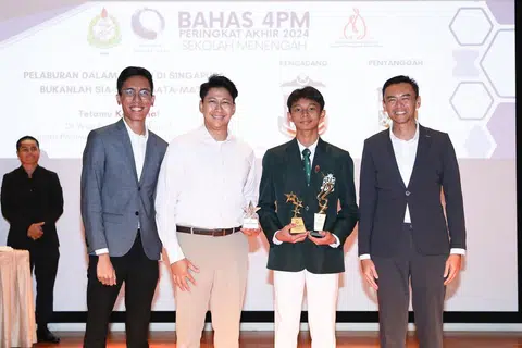 (Dari kiri) Pengerusi Akademi Bahas Persatuan Persuratan Pemuda Pemudi (4PM), Encik Kamal Ashraf Kamil Jumat; Presiden 4PM, Encik Nassar Mohamad Zain; pemenang pembahas terbaik, Ariel Aiman Noorisman; dan tetamu terhormat, Anggota Parlimen, Dr Wan Rizal Wan Zakariah, bergambar semasa majlis penyampaian anugerah pertandingan itu.