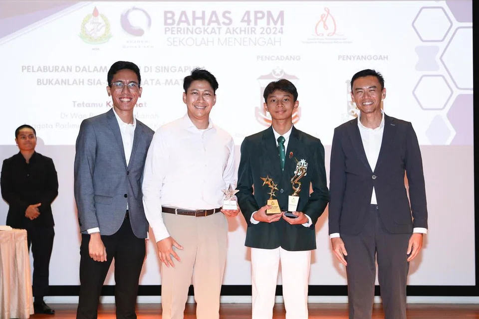 (Dari kiri) Pengerusi Akademi Bahas Persatuan Persuratan Pemuda Pemudi (4PM), Encik Kamal Ashraf Kamil Jumat; Presiden 4PM, Encik Nassar Mohamad Zain; pemenang pembahas terbaik, Ariel Aiman Noorisman; dan tetamu terhormat, Anggota Parlimen, Dr Wan Rizal Wan Zakariah, bergambar semasa majlis penyampaian anugerah pertandingan itu.