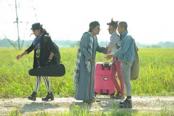 NASIHAT DALAM KOMEDI: 'Tiada Tajuk' yang dijayakan (dari kiri) Joey, Kamarool Yusoff, Along Cham dan Hazama, menyentuh jiwa dengan pesanan kemanusiaan yang disampaikan secara bersahaja. -- Foto MAWI WORLD ENTERTAINMENT