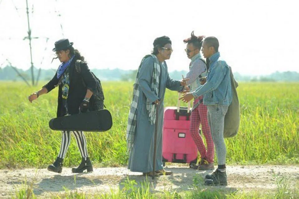 NASIHAT DALAM KOMEDI: 'Tiada Tajuk' yang dijayakan (dari kiri) Joey, Kamarool Yusoff, Along Cham dan Hazama, menyentuh jiwa dengan pesanan kemanusiaan yang disampaikan secara bersahaja. -- Foto MAWI WORLD ENTERTAINMENT