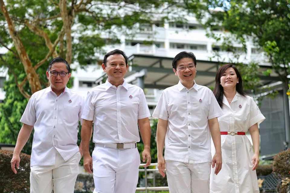 Perdana Menteri, Encik Lawrence Wong (dua dari kanan), dan tiga lagi AP  GRC Marsiling Yew-Tee – (dari kiri) Mayor Majlis Pembangunan Masyarakat (CDC) North West, Encik Alex Yam; Menteri Negara Kanan (Pertahanan merangkap Tenaga Manusia), Encik Zaqy Mohamad; dan Cik Hany Soh – akan mempertahankan kerusi Parlimen mereka dalam GE2025.