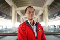 Penolong Pengurus Stesen SMRT, Encik  Abdul Hadi Ngandino, berkata anugerah yang beliau terima itu memberi semangat kepadanya untuk bekerja lebih keras dan menjadi teladan yang baik kepada rakan kerjanya.  