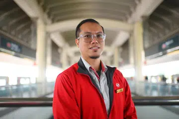 Penolong Pengurus Stesen SMRT, Encik  Abdul Hadi Ngandino, berkata anugerah yang beliau terima itu memberi semangat kepadanya untuk bekerja lebih keras dan menjadi teladan yang baik kepada rakan kerjanya.  