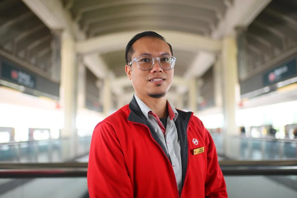 Penolong Pengurus Stesen SMRT, Encik  Abdul Hadi Ngandino, berkata anugerah yang beliau terima itu memberi semangat kepadanya untuk bekerja lebih keras dan menjadi teladan yang baik kepada rakan kerjanya.  