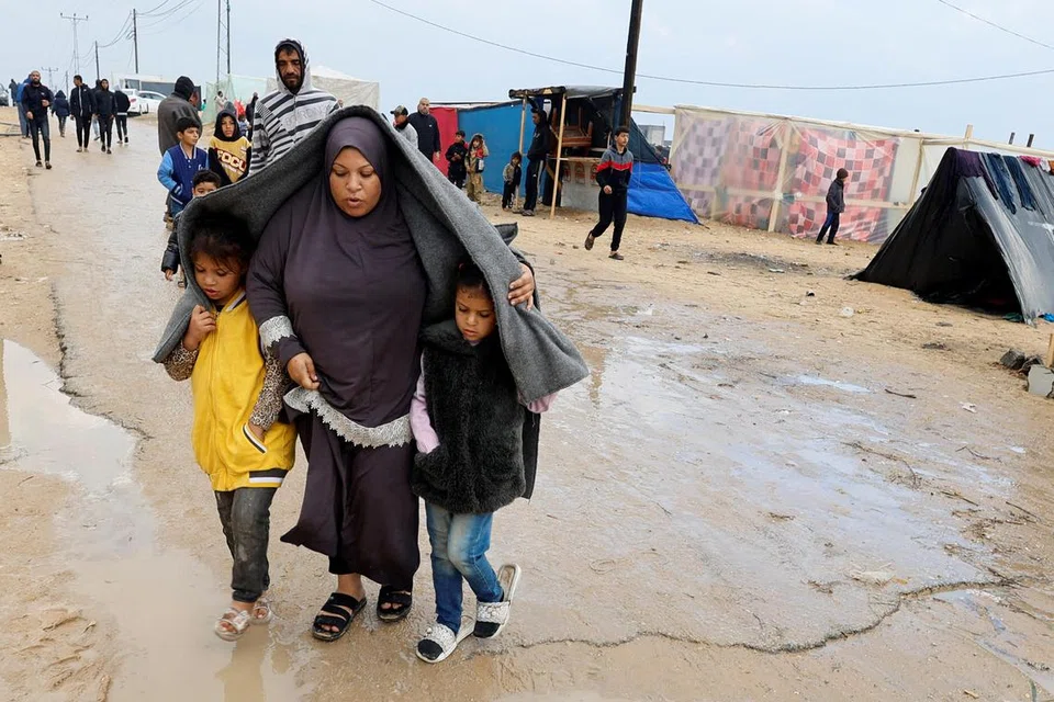 TERUS DIUJI: Rakyat Palestin yang melarikan diri daripada pengeboman berterusan tentera Israel, semakin menghadapi cabaran ekoran hujan lebat yang menyebabkan khemah-khemah digenangi air banjir.
