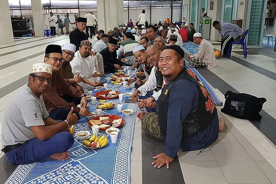 ERATKAN HUBUNGAN: Peserta biasanya mengikuti tazkirah selepas solat subuh sebelum bersarapan bersama di Masjid An-Nur. - Foto FACEBOOK WINGS MG SOCIETY - SINGAPURA