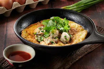 Hidangan jalanan Teocheow, ‘Oyster Omelette’ (telur dadar tiram), dijual pada harga $5 di Hawkerman Street Kitchen. 