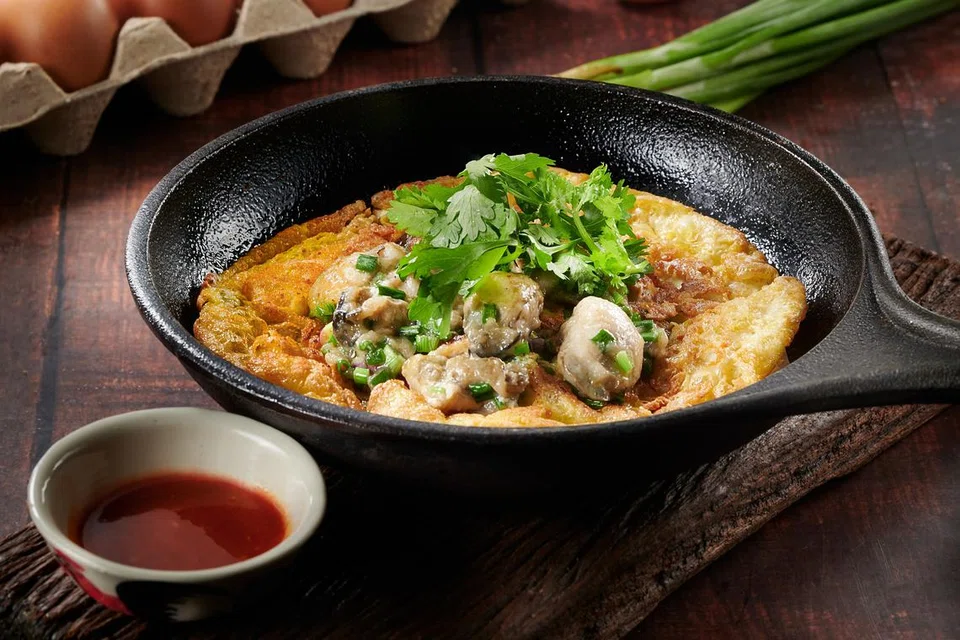 Hidangan jalanan Teocheow, ‘Oyster Omelette’ (telur dadar tiram), dijual pada harga $5 di Hawkerman Street Kitchen. 