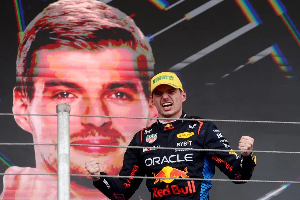 Max Verstappen daripada Red Bull meraikan kemenangan di podium selepas memenangi Grand Prix Sao Paulo.