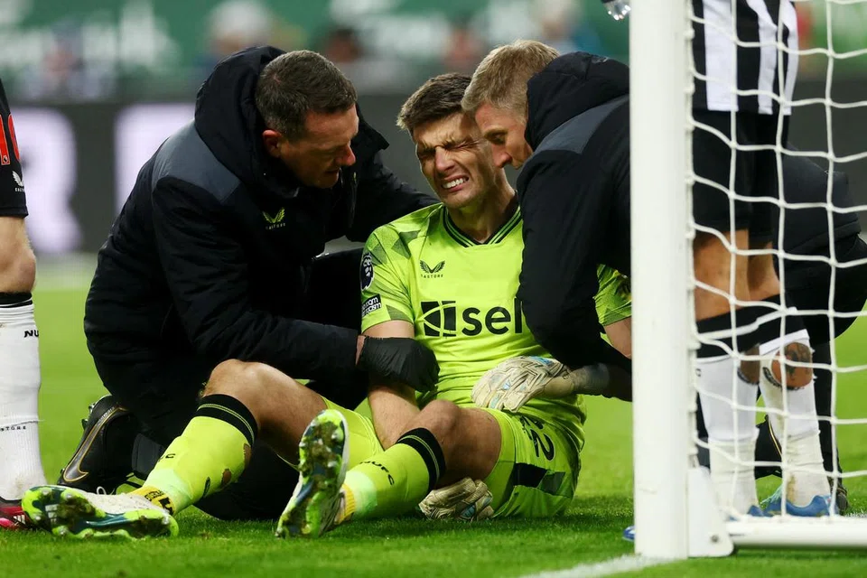 KESAKITAN: Nick Pope, penjaga gawang Newcastle, mengalami kecederaan dan dijangka tidak dapat bermain untuk jangka masa yang lama. 