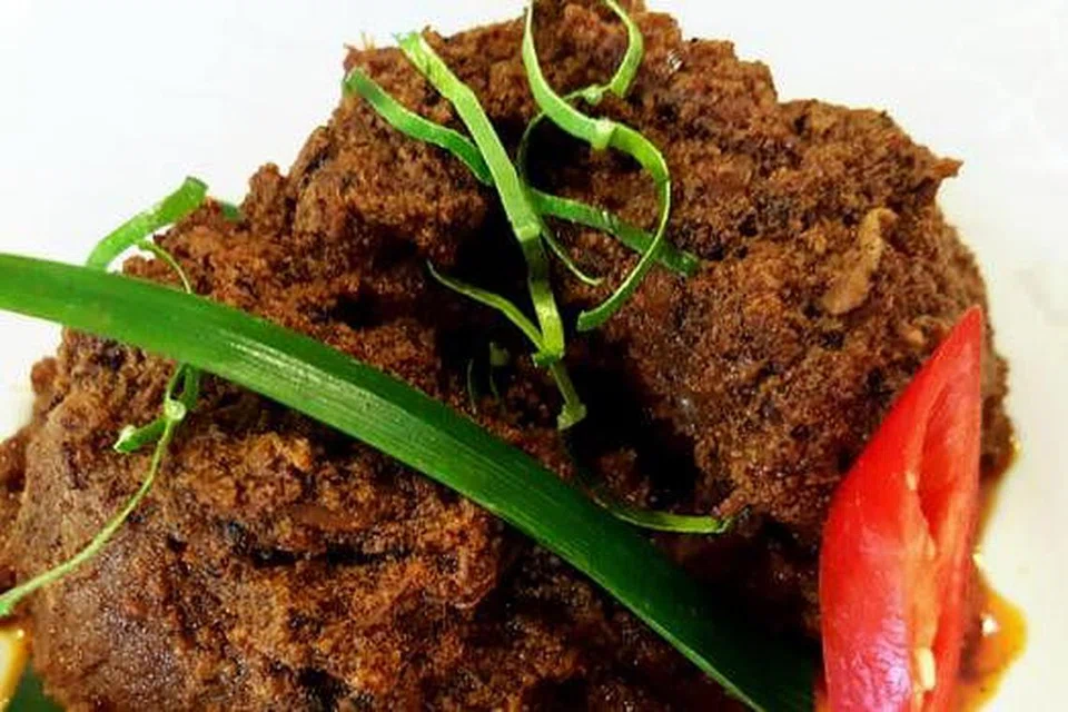 RENDANG LEMBU: Lauk rendang dimasak selama empat jam atas dapur anglo dan arang, membuat kesemua bahan meresap dan menghasilkan tekstur daging yang begitu empuk, berperisa dan lazat sekali. - Foto CEF MEL DEAN