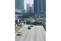 SEBAB KESESAKAN: Kemalangan di PIE semalam telah menyebabkan ratusan kereta tersekat di belakang lori yang tidak bergerak yang menghalang pergerakan di tiga lorong lebuh raya itu. - Foto PEMBACA
