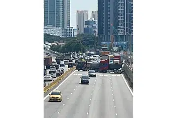 SEBAB KESESAKAN: Kemalangan di PIE semalam telah menyebabkan ratusan kereta tersekat di belakang lori yang tidak bergerak yang menghalang pergerakan di tiga lorong lebuh raya itu. - Foto PEMBACA