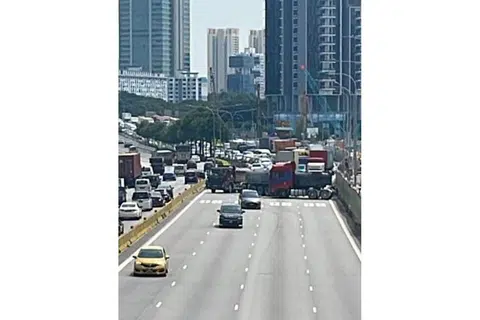 SEBAB KESESAKAN: Kemalangan di PIE semalam telah menyebabkan ratusan kereta tersekat di belakang lori yang tidak bergerak yang menghalang pergerakan di tiga lorong lebuh raya itu. - Foto PEMBACA