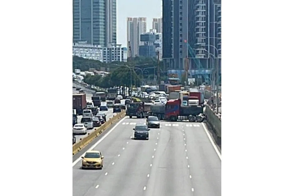 SEBAB KESESAKAN: Kemalangan di PIE semalam telah menyebabkan ratusan kereta tersekat di belakang lori yang tidak bergerak yang menghalang pergerakan di tiga lorong lebuh raya itu. - Foto PEMBACA